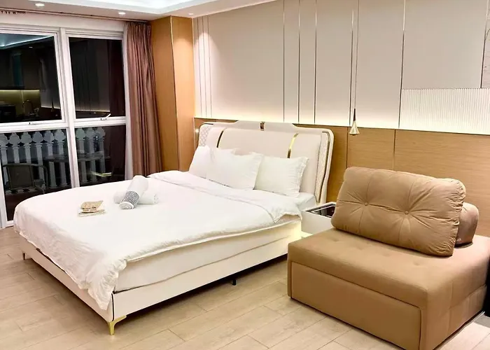 Venice Luxe Warm Nest, Pool, Netflix, Kitchen, Canal Mall Access For 3 Guests Only Apartment *