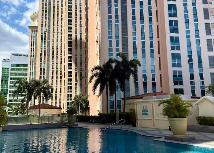 Venice Luxe Warm Nest, Pool, Netflix, Kitchen, Canal Mall Access For 3 Guests Only Apartment Manila