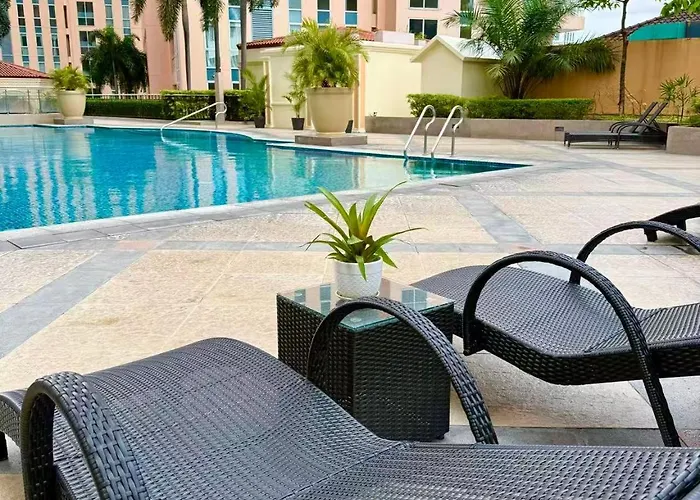 Venice Luxe Warm Nest, Pool, Netflix, Kitchen, Canal Mall Access For 3 Guests Only Apartment Manila